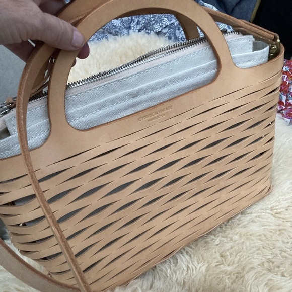 Elegant Tan Leather Tote by Unknown Brand - Picture 1 of 8